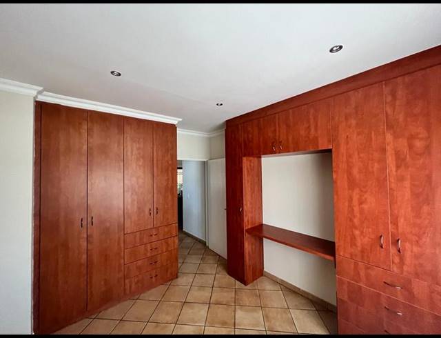 2 BEDROOM TOWNHOUSE FOR SALE IN KENLEAF